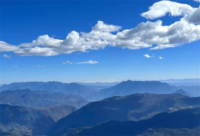 麗江定制旅游；麗江旅行社；去有云的地方！麗江藍天白云刷屏！